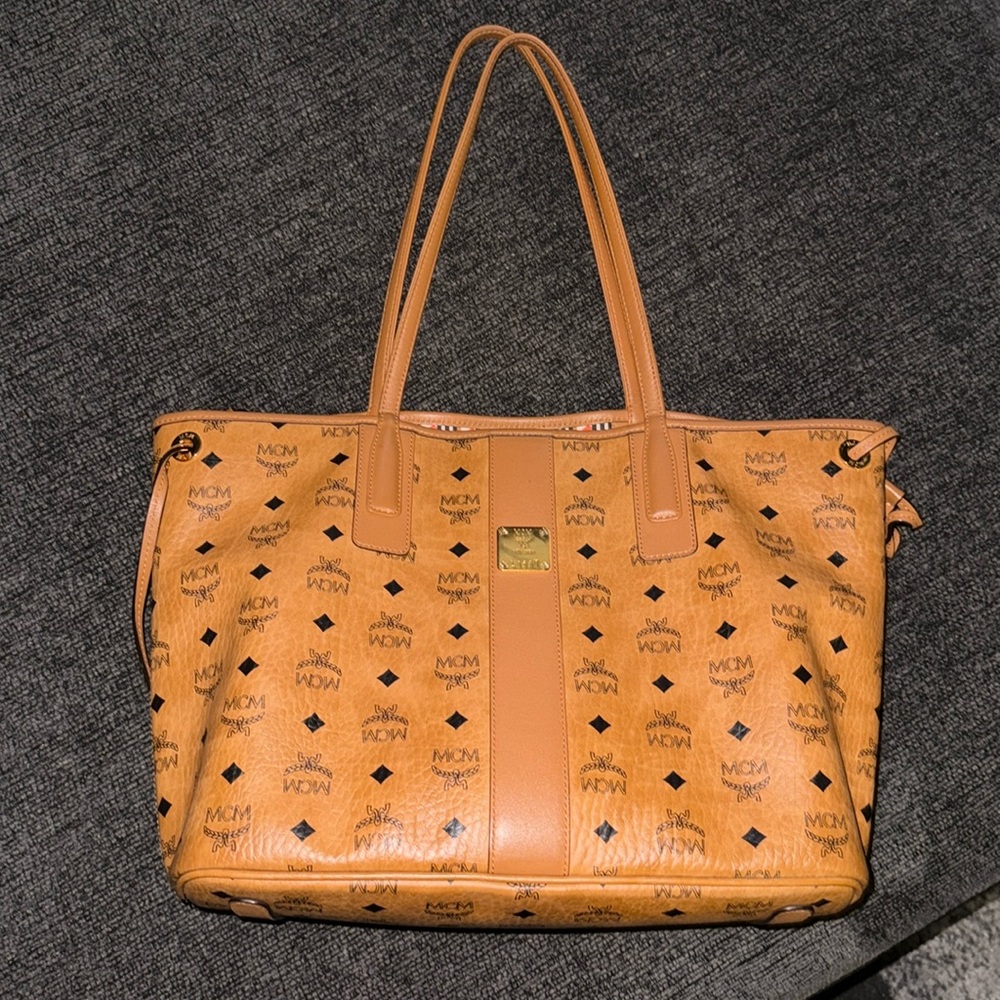 REVERSIBLE LIZ
Lightweight tote bag in Visetos monogram canvas and nappa leather